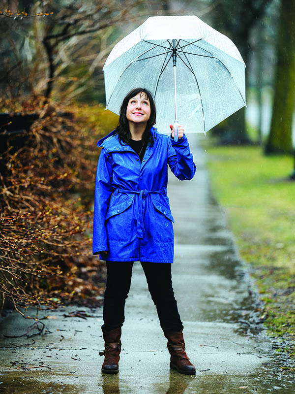 Sarah B. 米勒打着伞站在雨中